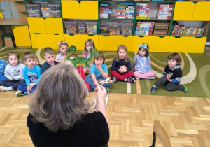 Dzieci oglądają teatrzyk w wykonaniu nauczycielki
