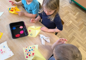 Dzieci malują palcami