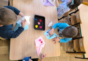 Dzieci malują palcami