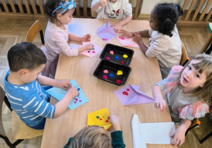 Dzieci malują palcami