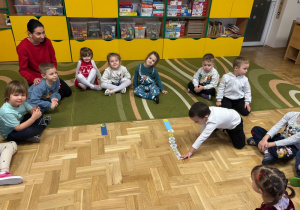 Chłopiec przyporządkowuje obrazek przedstawiający czynność, którą wykonuje się w dzień