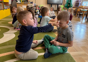 Dzieci łaskoczą się kawałkiem waty