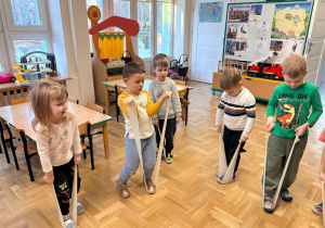 Dzieci ćwiczą z taśmami oporowymi