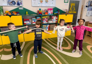 Dzieci ćwiczą z taśmami oporowymi