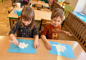 Dzieci malują plastikowymi widelcami