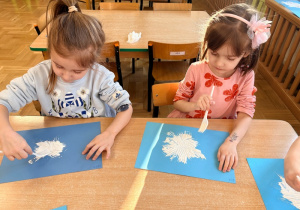 Dzieci malują plastikowymi widelcami