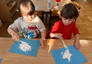 Dzieci malują plastikowymi widelcami