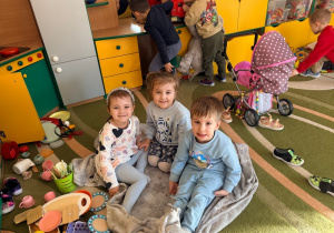 Dzieci bawią się na kocu