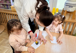 Dzieci uczestniczą w zajęciach na temat daktyloskopii