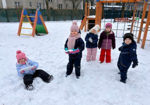 Dzieci bawią się na śniegu
