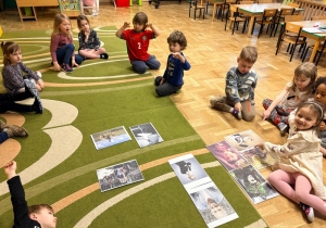 Dzieci porządkują obrazki przedstawiające ubrania i przebrania