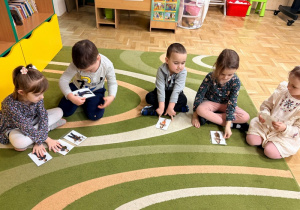 Dzieci układają obrazki według kolejności zdarzeń