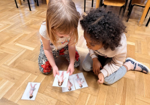 Dzieci układają obrazki według kolejności zdarzeń