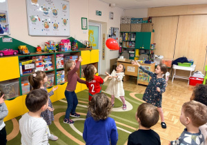 Dzieci bawią sięe balonem