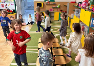 Dzieci bawią się w "Znikające krzesła"