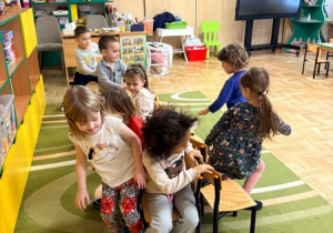 Dzieci bawią się w "Znikające krzesła"