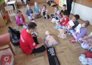 Dzieci podczas warsztatów "Akademia Małego Ratownika".