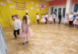 Dzieci robią obrót podczas występu dla Babć i Dziadków.
