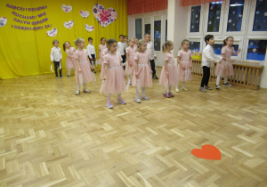 Dzieci tańczą podczas występu dla Babci i Dziadka.