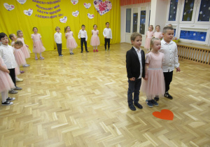 Dzieci recytują wiersz podczas występu.