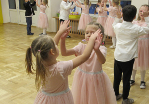 Dzieci tańczą w parach podczas występu.