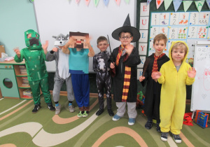 Chłopcy pozują do zdjęcia w strojach karnawałowych.