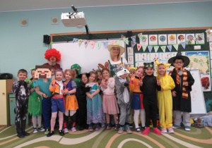 Dzieci i panie w strojach karnawałowych.