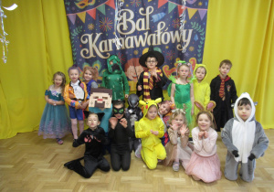 Dzieci w strojach karnawałowych na balu.