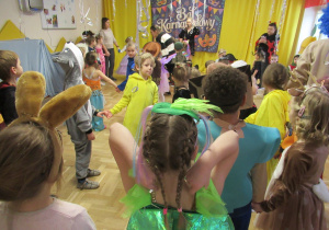 Dzieci tańczą na balu.