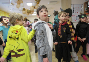 Dzieci podczas balu karnawałowego.