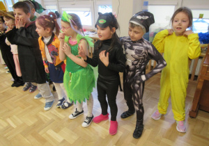 Dzieci bawią się na balu.