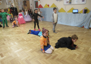 Dzieci podczas zabawy karnawałowej.