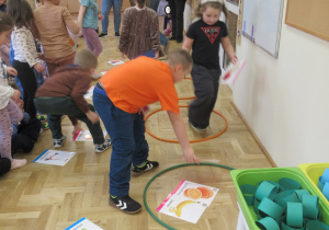 Dzieci segregują obrazki.