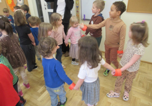 Dzieci tworzą koło.