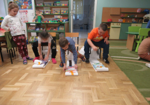 Dzieci wykonują zadanie.