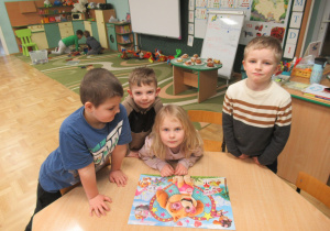 Dzieci prezentują ułożone wspólnie puzzle.