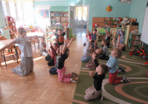 Dzieci klęczą na podłodze podczas zajęć Roar dance.