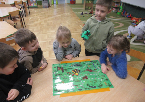 Dzieci grają w grę planszową.