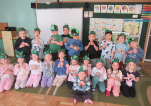 Dzieci pozują do zdjęcia w Dzień Dinozaura.