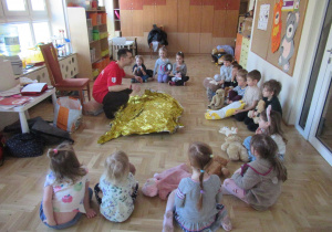 Dzieci podczas warsztatów z pierwszej pomocy.