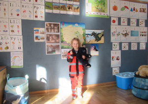 Chłopiec w stroju ratownika medycznego.