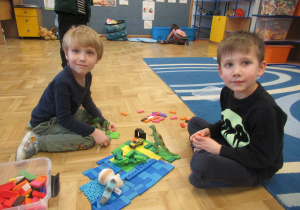 Chłopcy bawią się klockami.