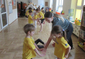 Dzieci ćwiczą w parach.