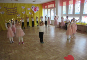 Dzieci podczas występu dla Babci i Dziadka.