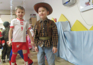 Chłopcy bawią się na balu.