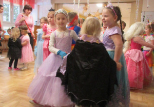 Dzieci tańczą na balu karnawałowym.