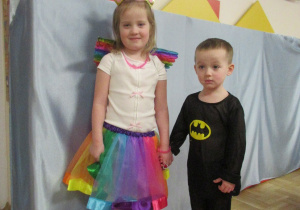 Dziewczynka i chłopiec w strojach karnawałowych.