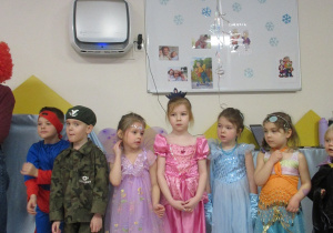 Dzieci w strojach karnawałowych.