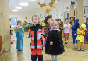 Dzieci tańczą na balu.