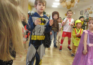 Dzieci bawią się na balu karnawałowym.